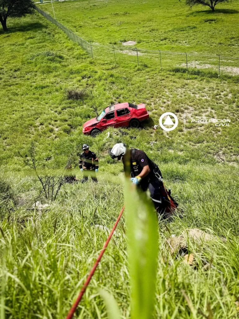 Volcadura en El Lagartijero deja tres lesionados