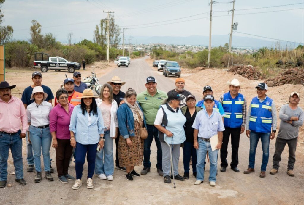 Entrega Roberto Cabrera camino a Rancho El Colorado con una inversión de más de 1.7 mdp