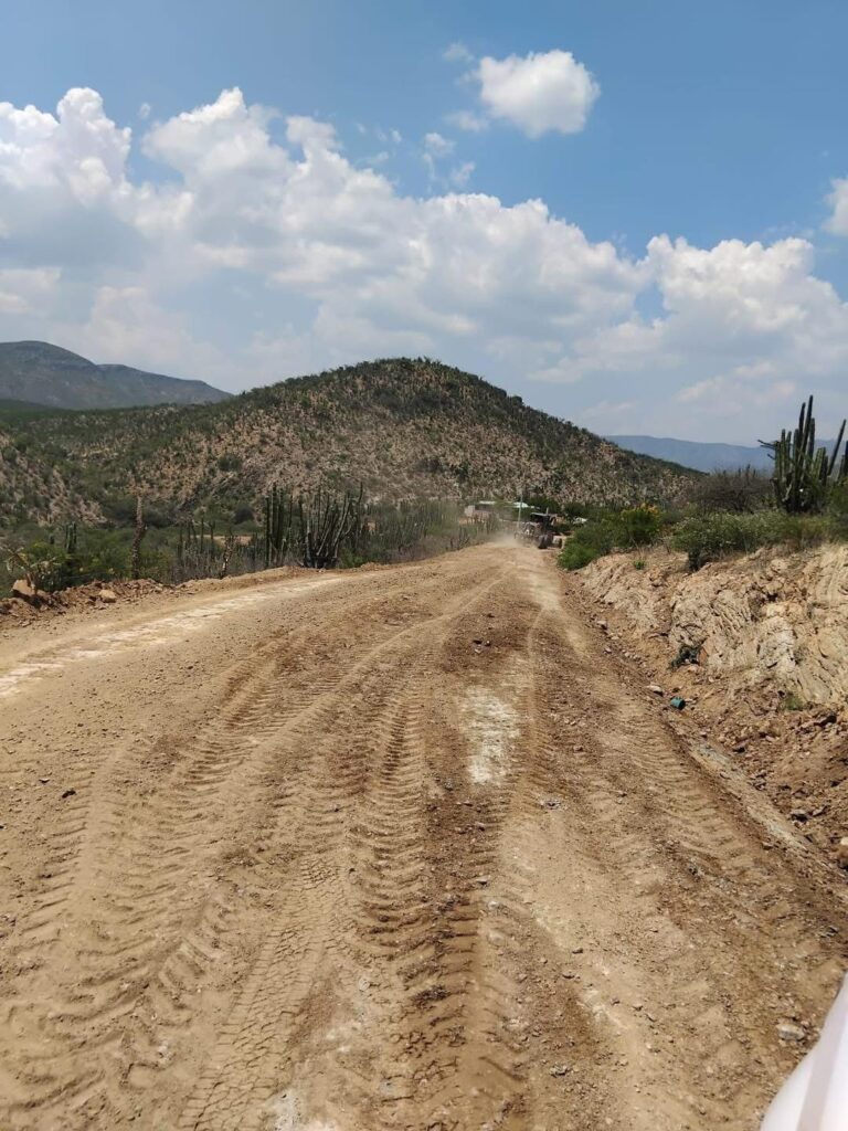 La dependencia de Obras públicas continúa con la rehabilitación del camino de acceso a El Chilar.