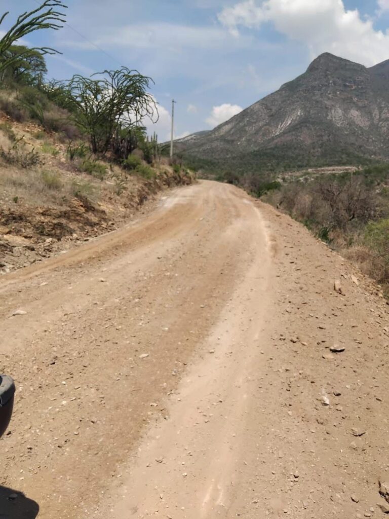 La dependencia de Obras públicas continúa con la rehabilitación del camino de acceso a El Chilar.