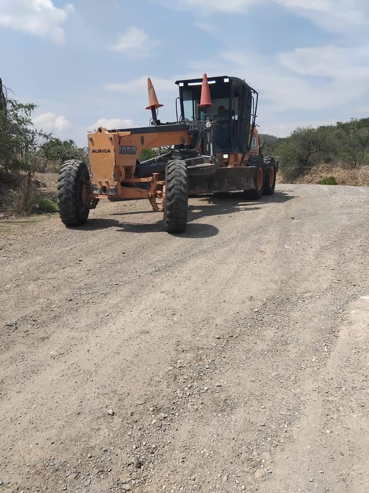 La dependencia de Obras públicas continúa con la rehabilitación del camino de acceso a El Chilar.