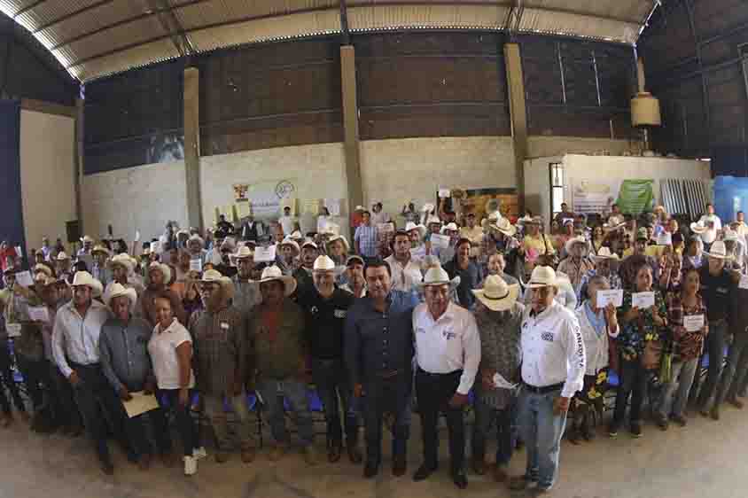 Continúa SEDEA la entrega de forraje en la Sierra Gorda