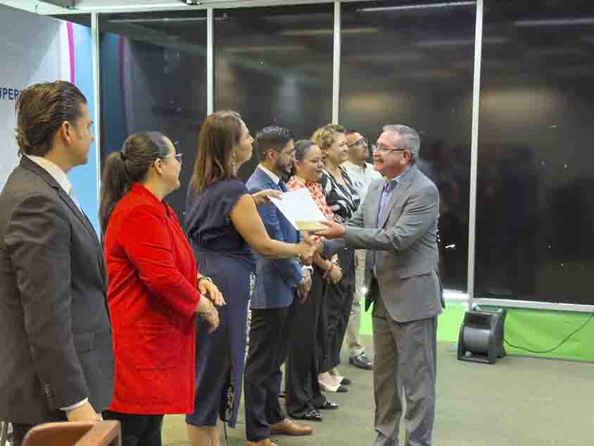 Entrega SEDEQ reconocimientos de validez oficial y autorizaciones a instituciones privadas