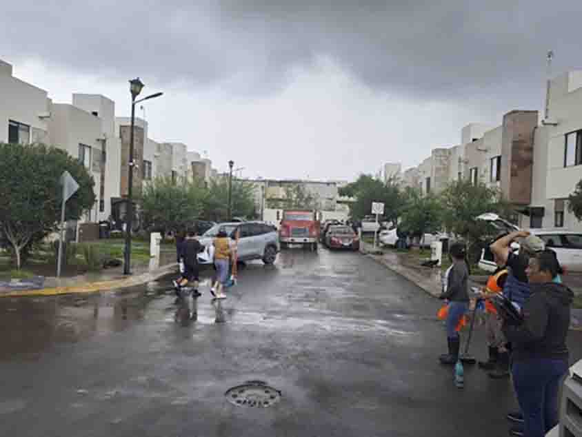 Brinda SESA atención preventiva en colonia afectada por lluvias en El Marqués