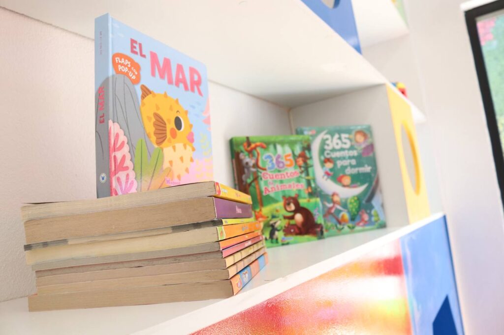 Gina Sánchez y Roberto Cabrera entregan ludoteca en el Mercado Juárez