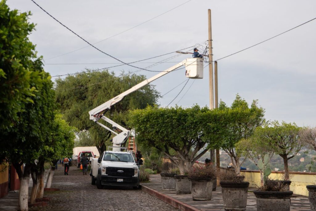 Roberto Cabrera supervisa trabajos de Servicios Públicos en la colonia Ramos Millán