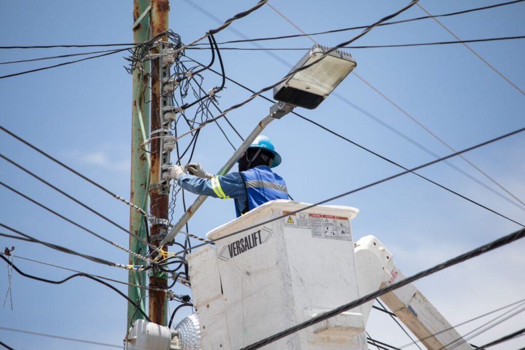 Roberto Cabrera supervisa trabajos de mantenimiento y sustitución de luminarias en La Paz