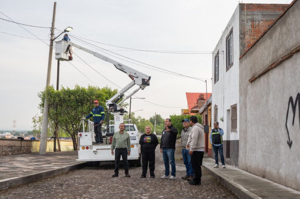 Roberto Cabrera supervisa trabajos de Servicios Públicos en la colonia Ramos Millán