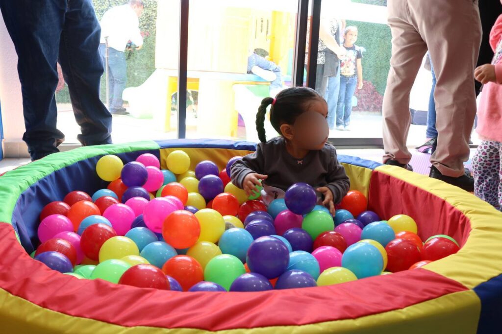 Gina Sánchez y Roberto Cabrera entregan ludoteca en el Mercado Juárez
