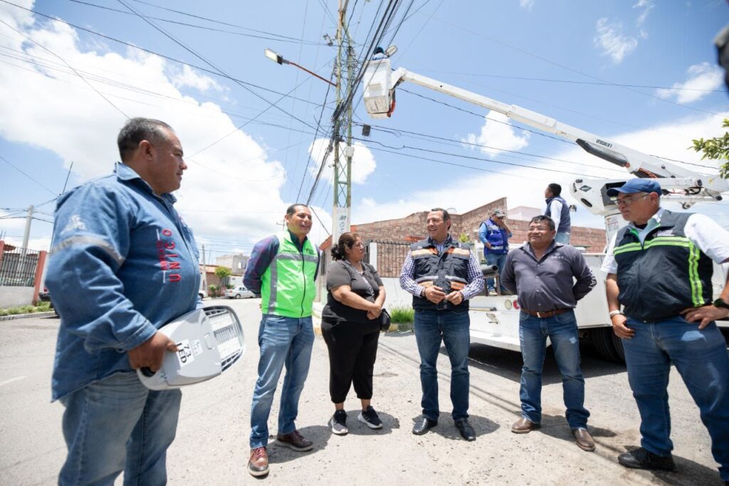Roberto Cabrera supervisa trabajos de mantenimiento y sustitución de luminarias en La Paz