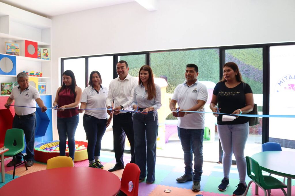 Gina Sánchez y Roberto Cabrera entregan ludoteca en el Mercado Juárez