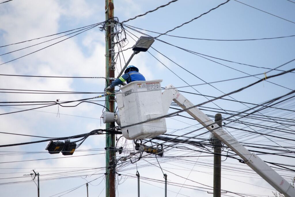 Roberto Cabrera supervisa trabajos de mantenimiento y sustitución de luminarias en La Paz