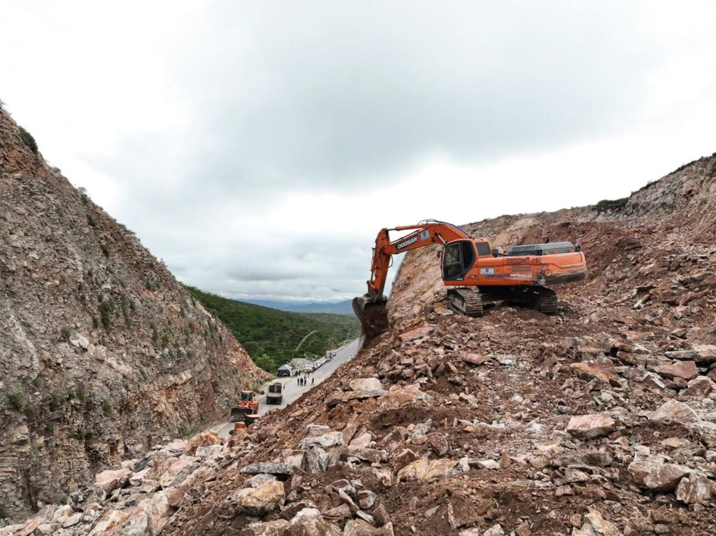 Supervisa Gobernador labores de limpieza en la carretera 100