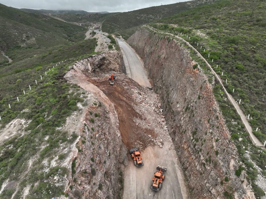Supervisa Gobernador labores de limpieza en la carretera 100