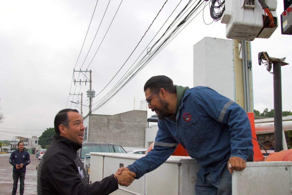 Roberto Cabrera supervisa trabajos de mejora de imagen urbana en mural de avenida Juárez
