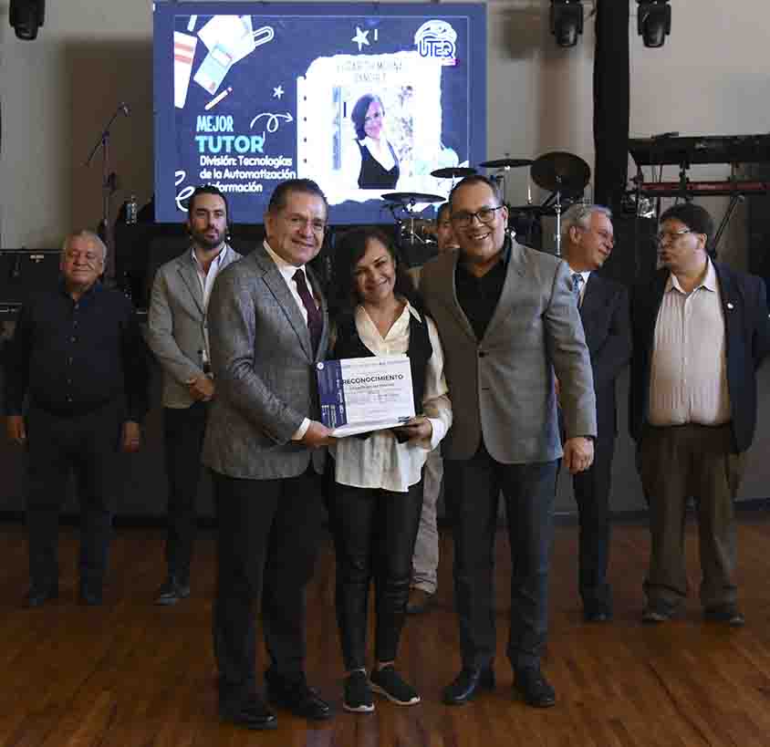 Reconocen a docentes y tutores destacados de la UTEQ