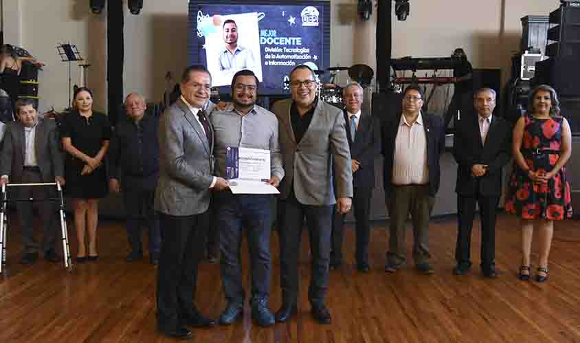 Reconocen a docentes y tutores destacados de la UTEQ
