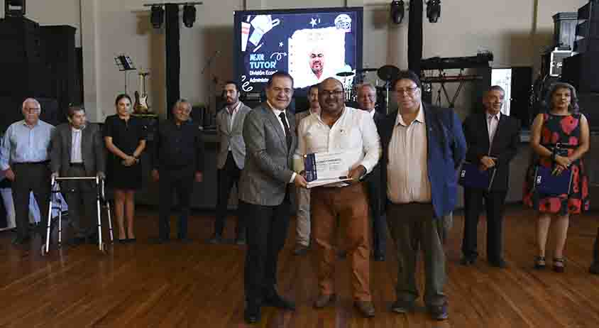 Reconocen a docentes y tutores destacados de la UTEQ