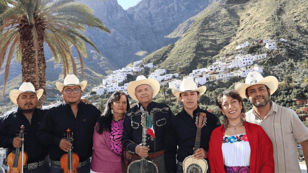 Llegan los Leones de la Sierra Xichún con su son arribeño a la Casa del Faldón