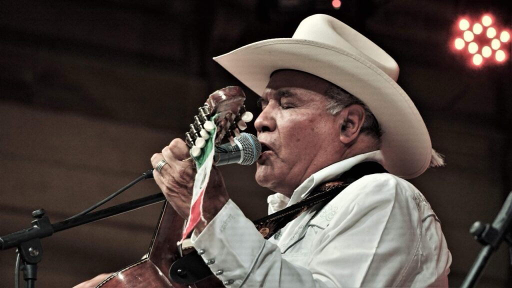 Llegan los Leones de la Sierra Xichún con su son arribeño a la Casa del Faldón