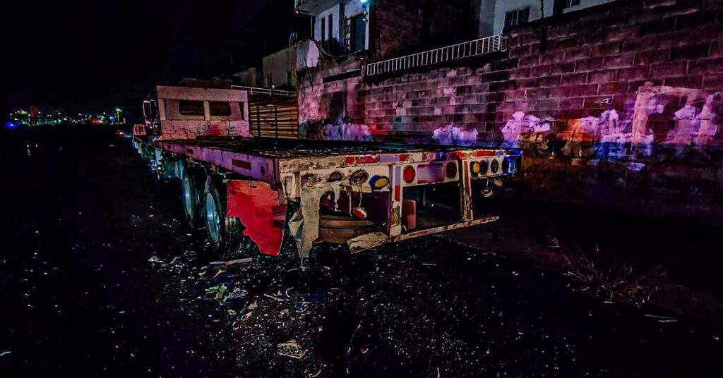 Choca camioneta contra objeto fijo en Puertas de San Miguel