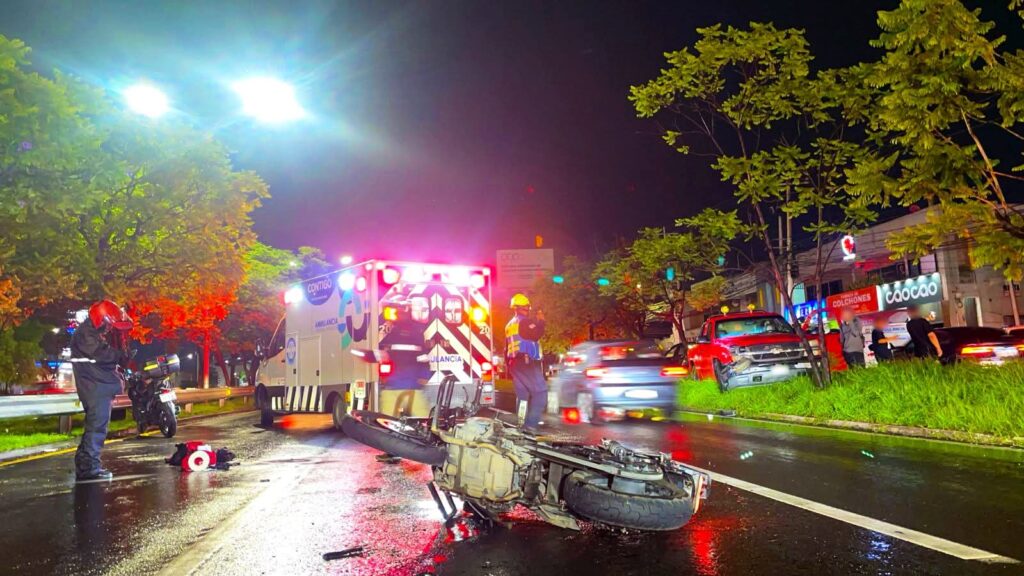 Accidente vial involucra a dos vehículos y una motocicleta en calles de Querétaro