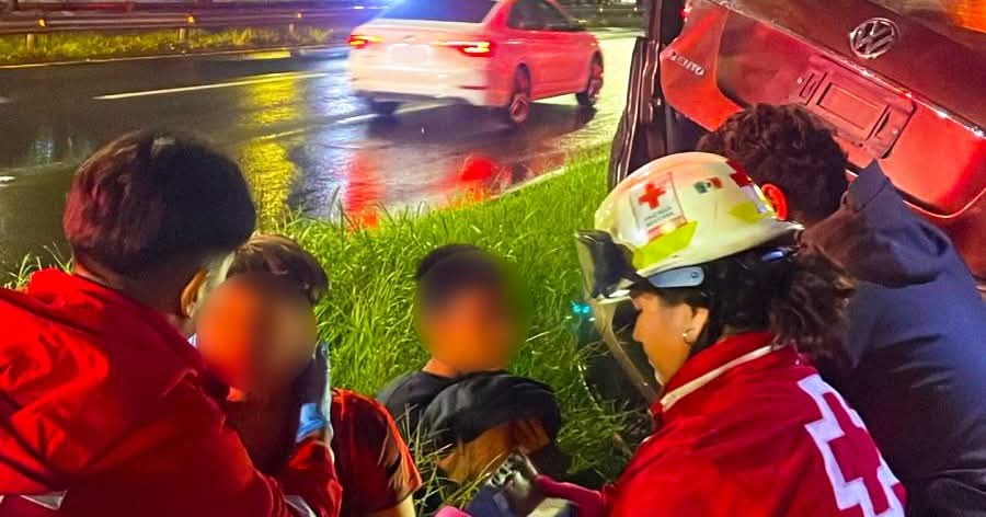 Accidente vial involucra a dos vehículos y una motocicleta en calles de Querétaro