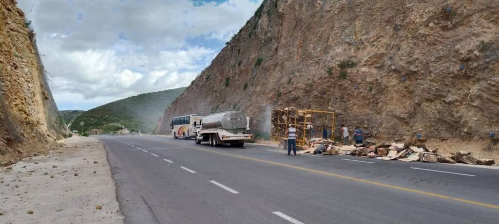 Se incendia remolque cargado con cartón en la carretera estatal 100; no hay lesionados