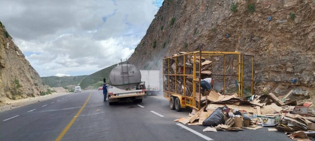 Se incendia remolque cargado con cartón en la carretera estatal 100; no hay lesionados