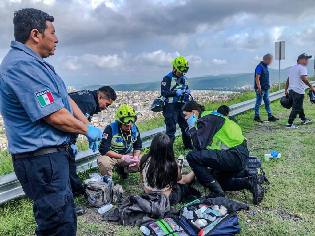 Derrapan dos personas en accidente vial; atendieron cuerpos de emergencia