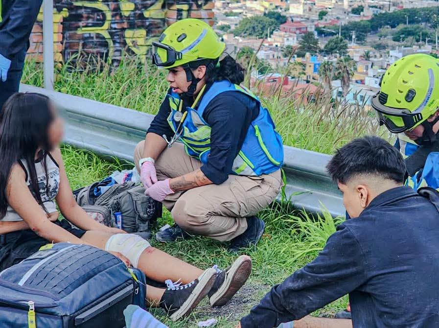 Derrapan dos personas en accidente vial; atendieron cuerpos de emergencia