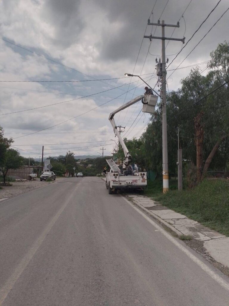 Mejoran Alumbrado Público en Diezmeros por parte de Servicios Públicos municipales de Tolimán, para Mayor Seguridad Comunitaria.