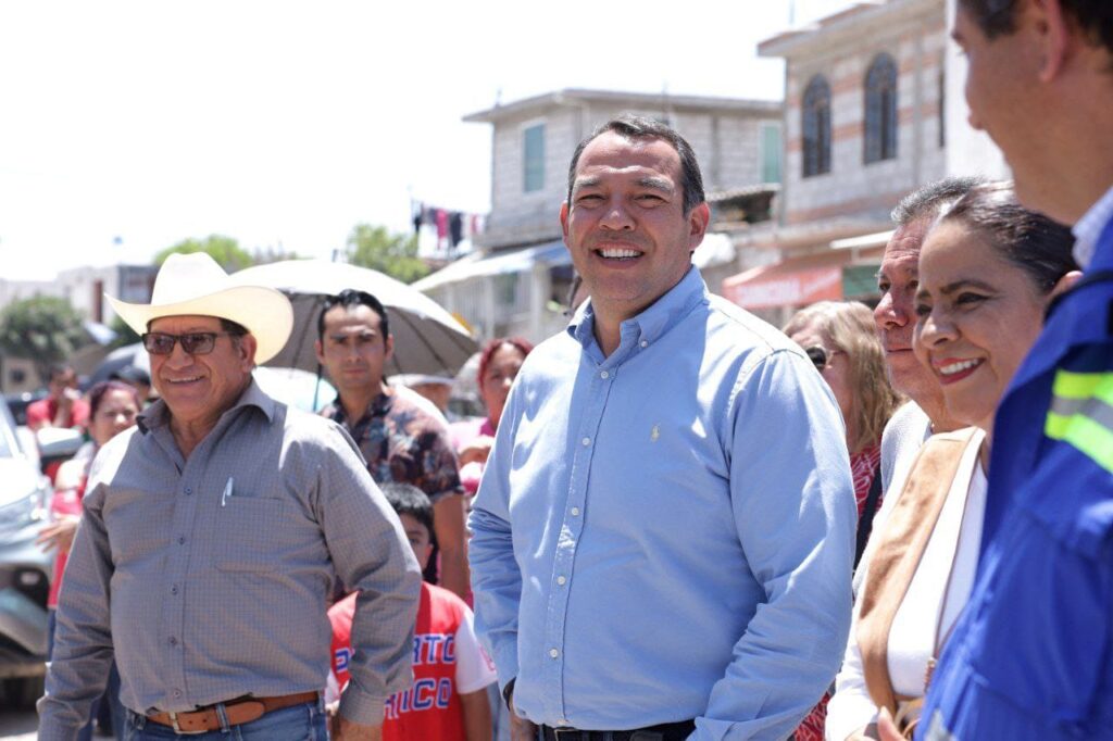 Roberto Cabrera entrega rehabilitación de red de agua y drenaje e inaugura puente en Palmillas