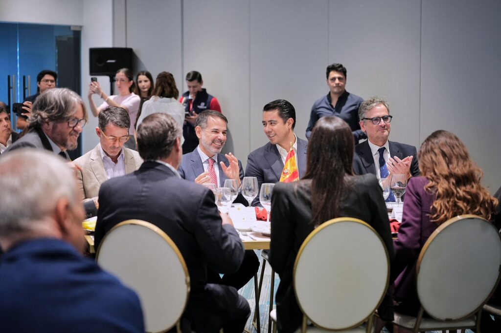 Encabeza Felifer Macías encuentro con la Cámara Española de Comercio