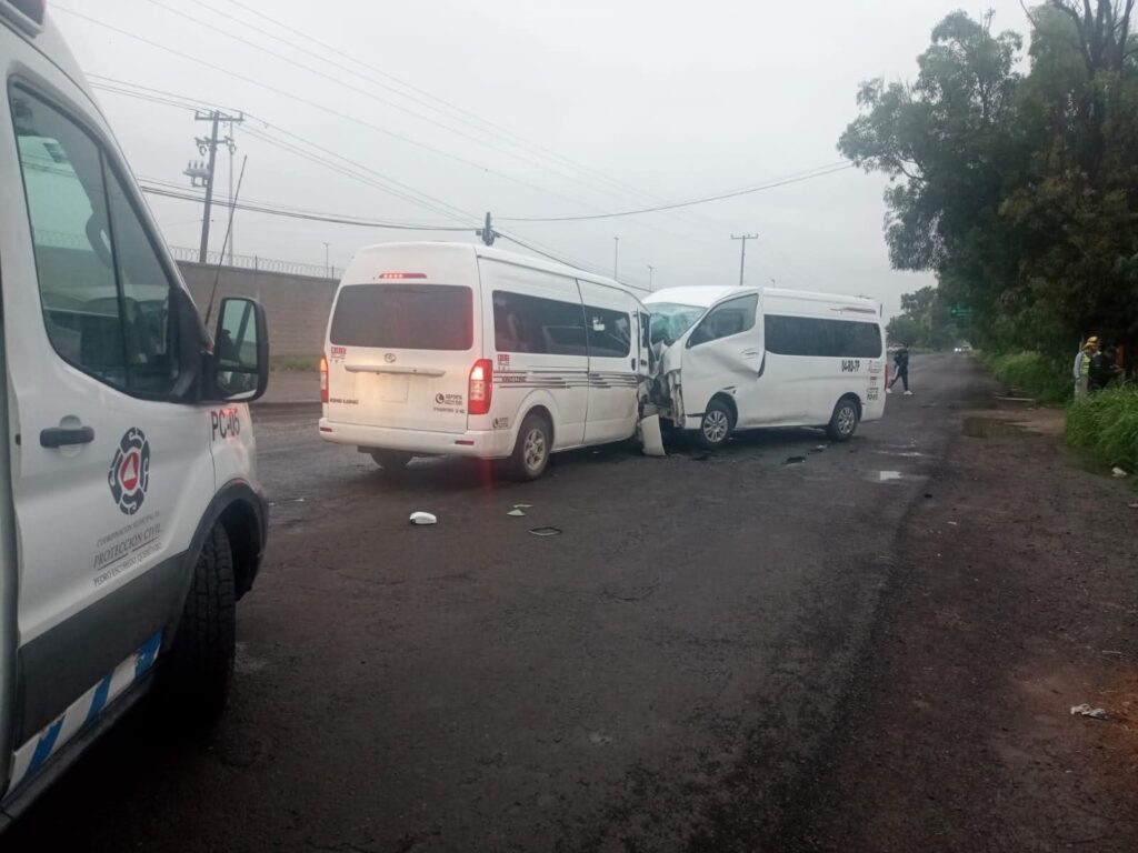 Choque frontal entre unidades de transporte de personal en Pedro Escobedo
