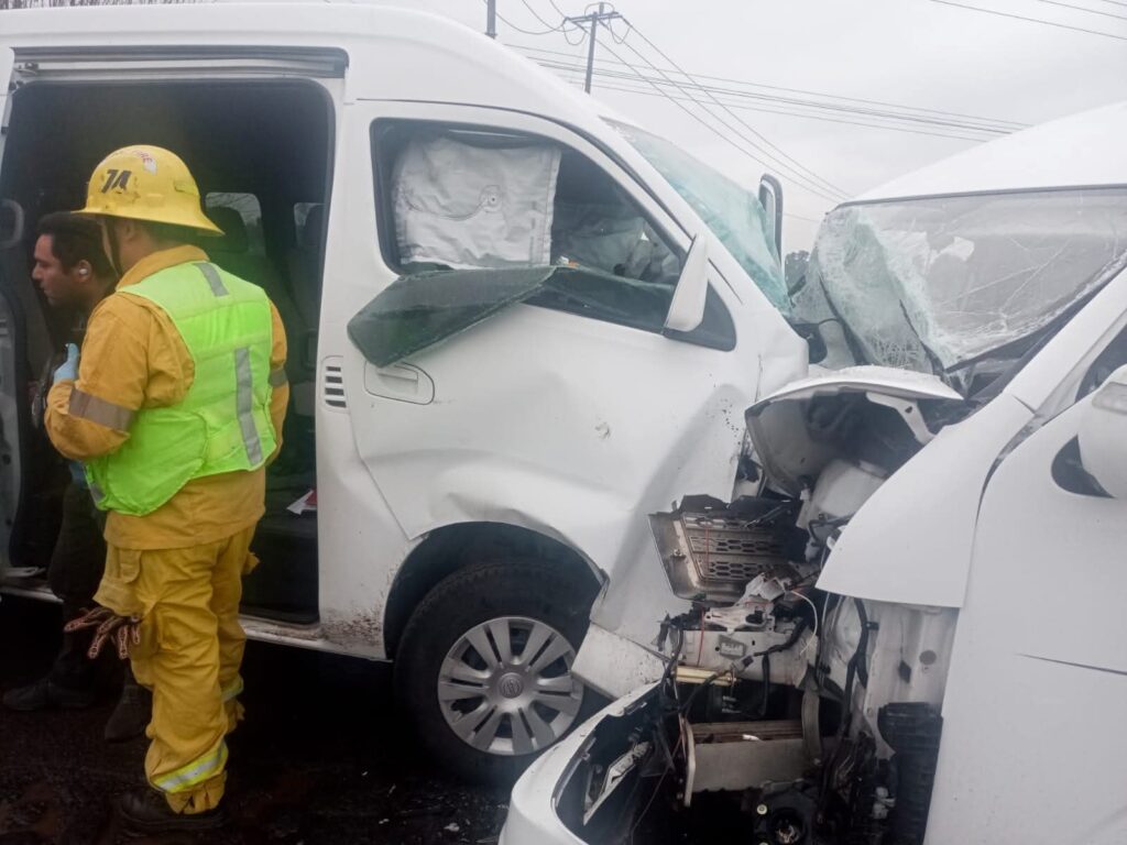 Choque frontal entre unidades de transporte de personal en Pedro Escobedo