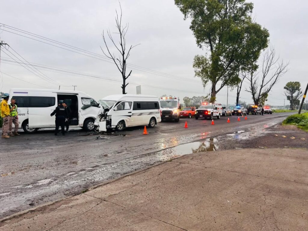 Choque frontal entre unidades de transporte de personal en Pedro Escobedo