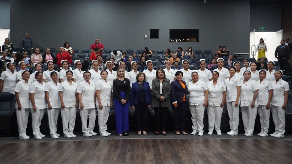 Encabezan Adriana Olvera y Vanesa Garfias ceremonia de imposición de cofias a futuras enfermeras