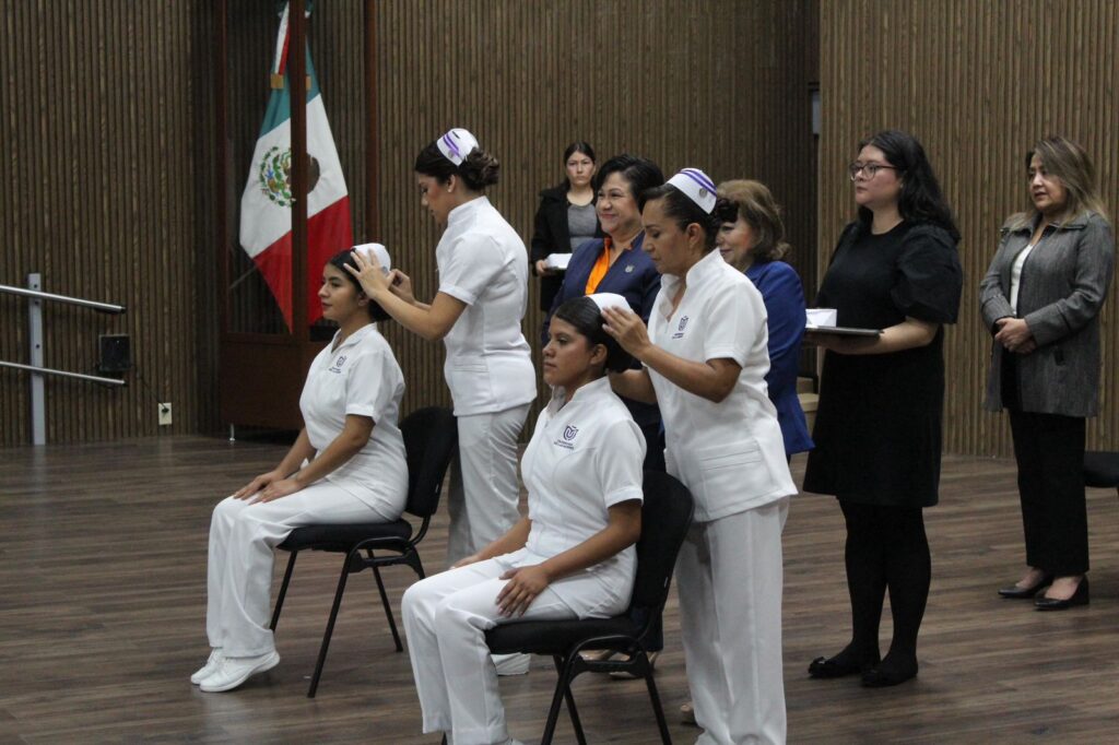 Encabezan Adriana Olvera y Vanesa Garfias ceremonia de imposición de cofias a futuras enfermeras