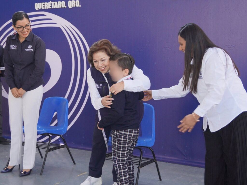 Asiste la presidenta del DIF Municipal de Querétaro, Adriana Olvera de Macías, a la entrega de certificados de las y los alumnos graduados de los preescolares
