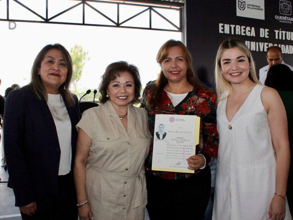 DIF Municipal y Secretaría de la Mujer celebran entrega de títulos de maestría en la Universidad de las Mujeres