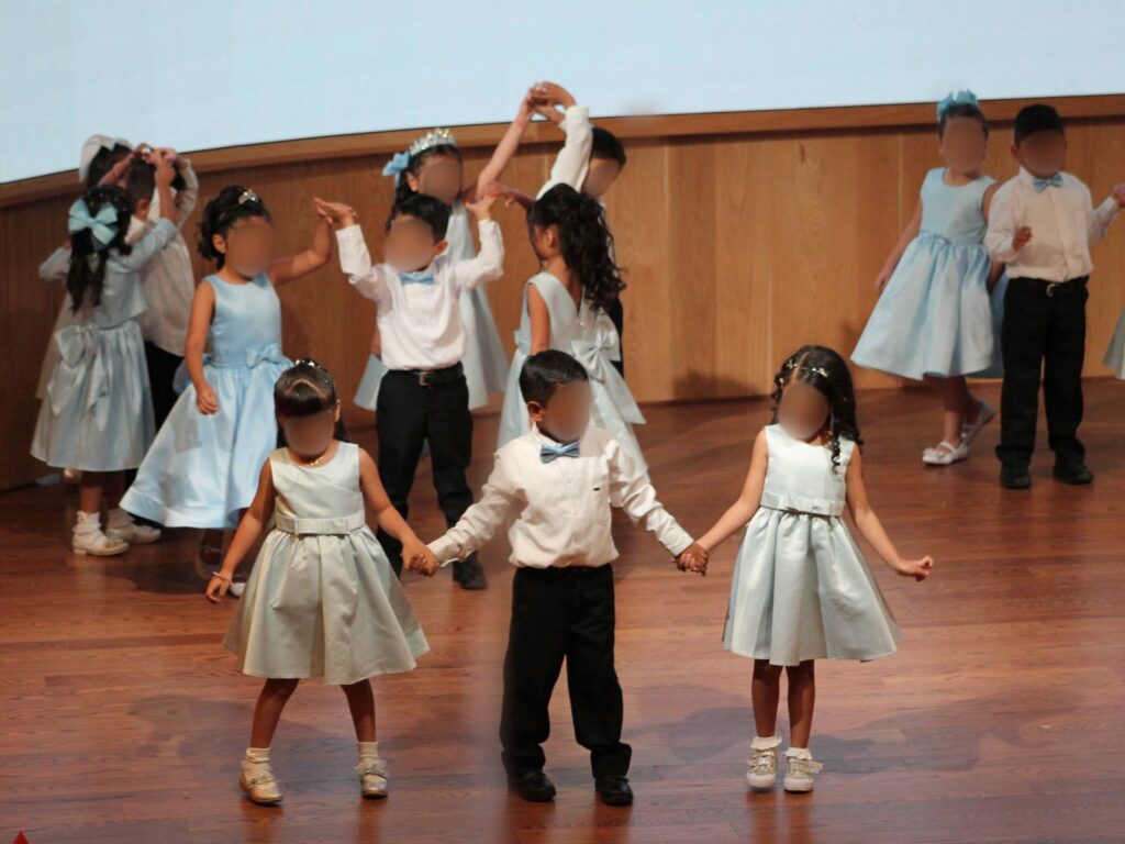 Asiste la presidenta del DIF Municipal de Querétaro, Adriana Olvera de Macías, a la entrega de certificados de las y los alumnos graduados de los preescolares