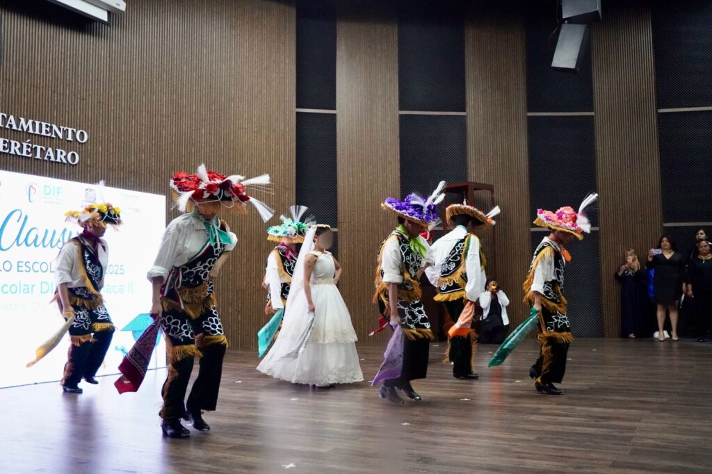 Asiste la presidenta del DIF Municipal de Querétaro, Adriana Olvera de Macías, a la entrega de certificados de las y los alumnos graduados de los preescolares