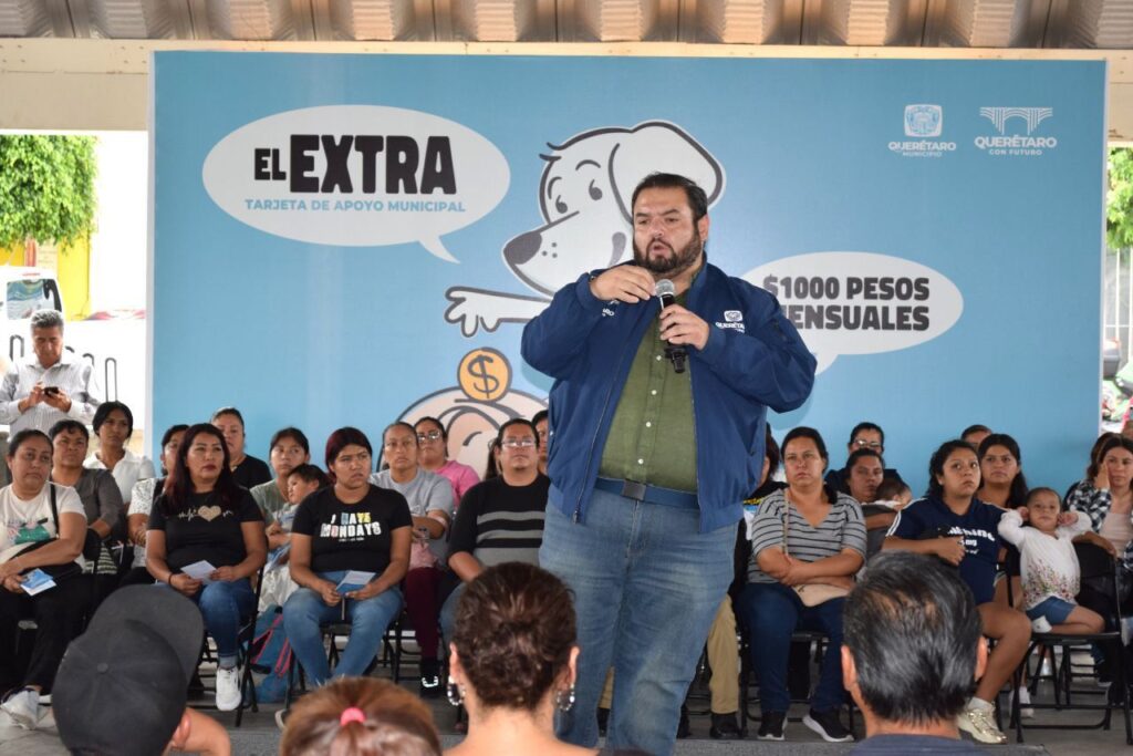 Entregan tarjetas de El Extra a familias de Félix Osores Sotomayor
