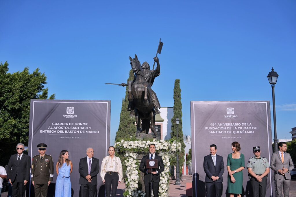 Encabeza Felifer Macías Guardia de Honor al Apóstol Santiago en el 494 aniversario de la fundación de Querétaro