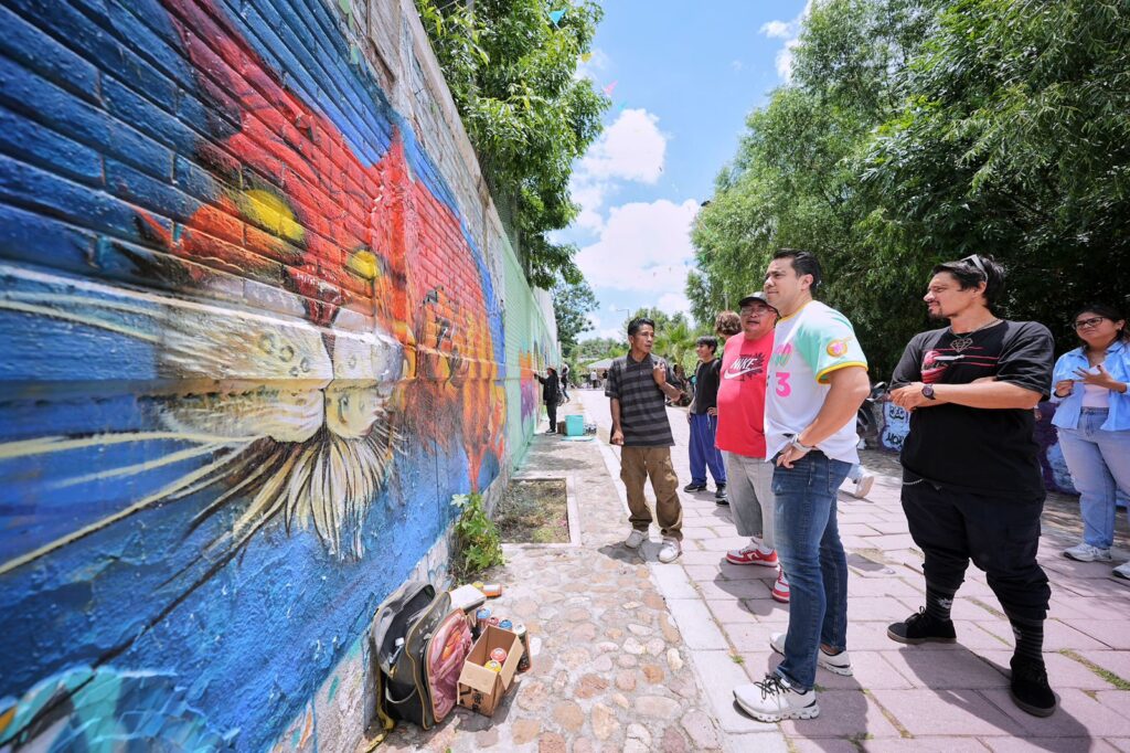 Felifer Macías fortalece el arte urbano y el orgullo de barrio en Hércules