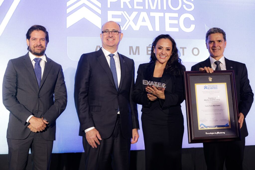 Participa Felifer Macías en la entrega del Premio al Mérito EXATEC