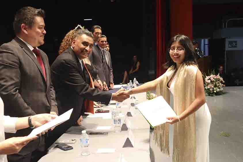 Se gradúan dos mil 800 estudiantes del CECyTEQ