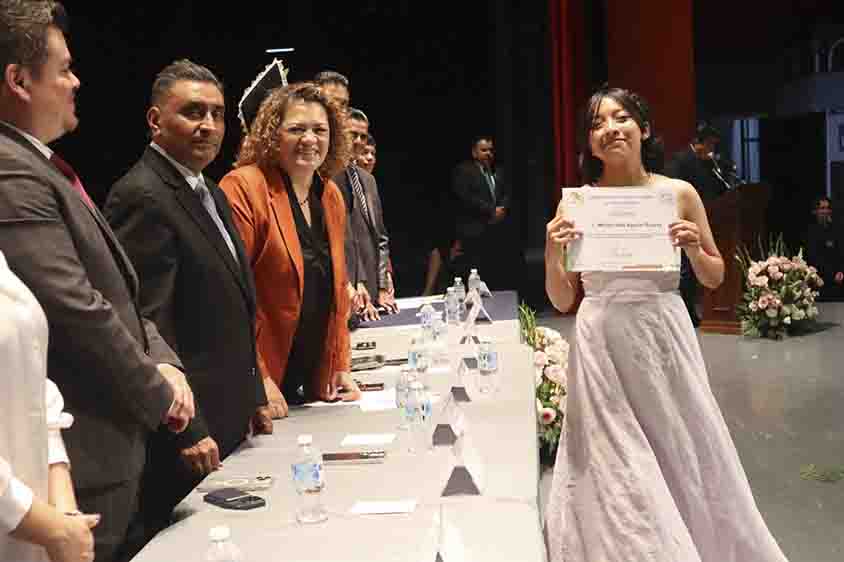 Se gradúan dos mil 800 estudiantes del CECyTEQ