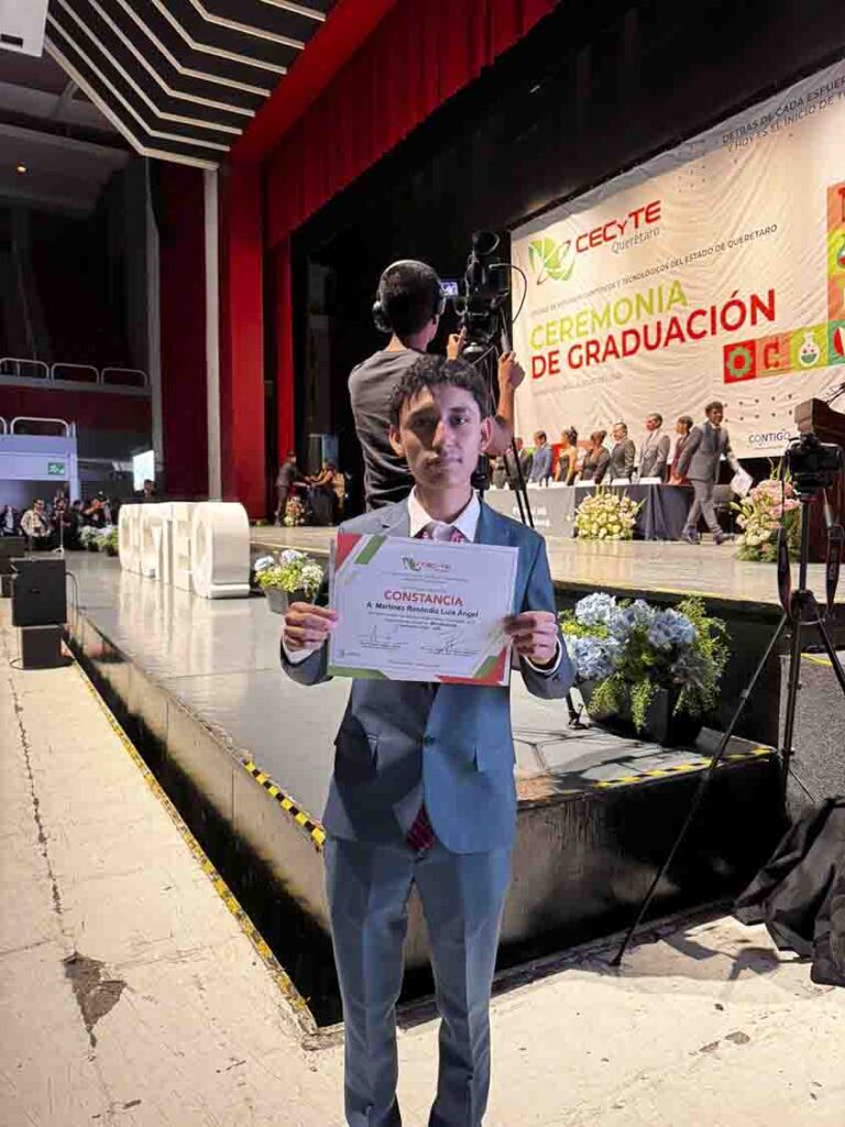 Se gradúan dos mil 800 estudiantes del CECyTEQ